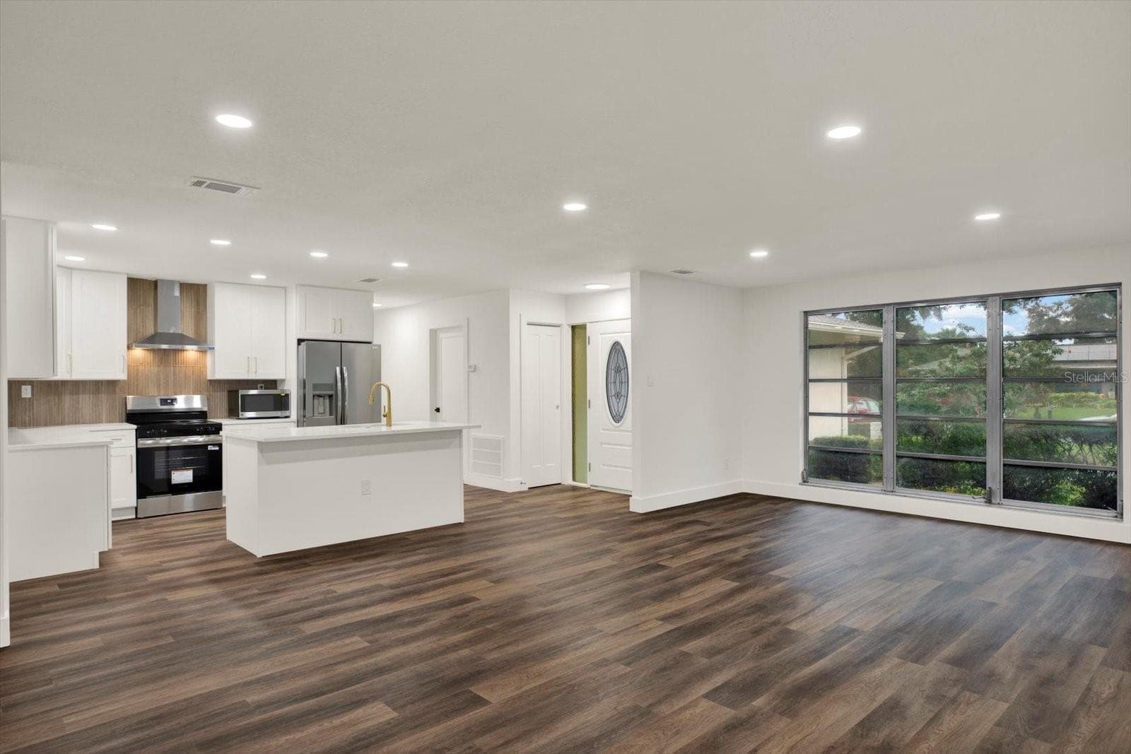 kitchen + living - 2661 PEBBLE BEACH DR, CLEARWATER