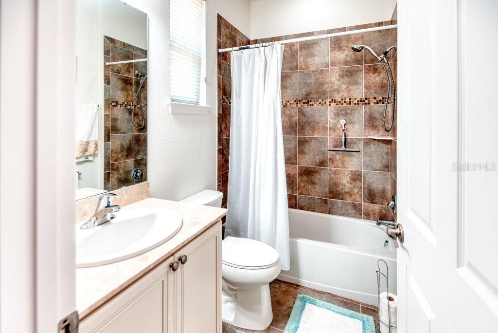 HALL Bathroom with TUB - 3432 FALLBROOK DR, POINCIANA
