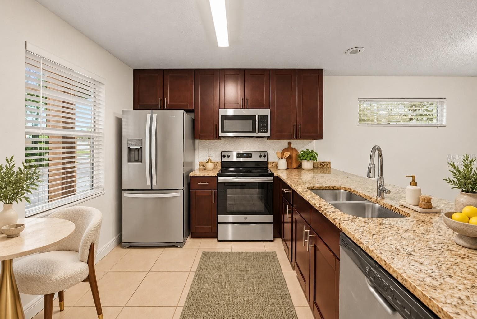 Virtually Staged or Enhanced - 6915 LAKEVIEW CT, TAMPA