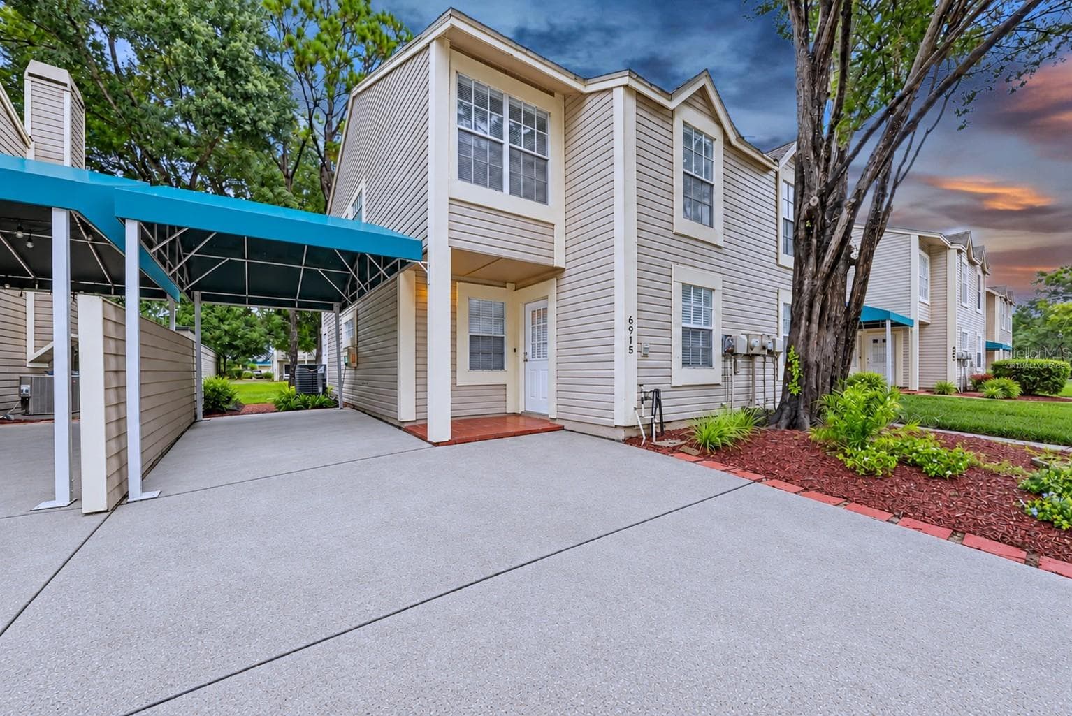 Virtually Staged or Enhanced - 6915 LAKEVIEW CT, TAMPA