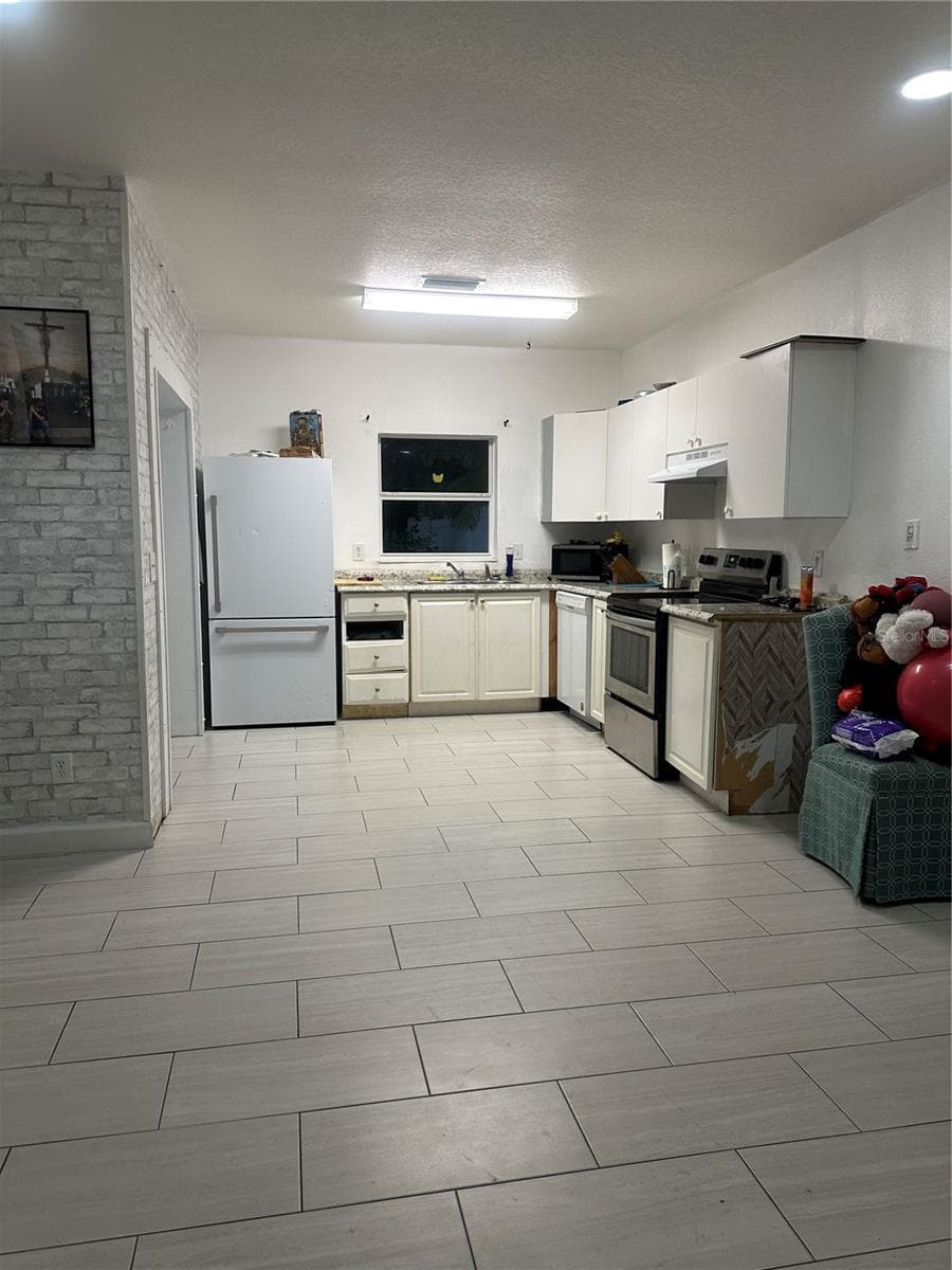 Townhouse at 2325 28TH AVE E, PALMETTO, photo 3 of 17