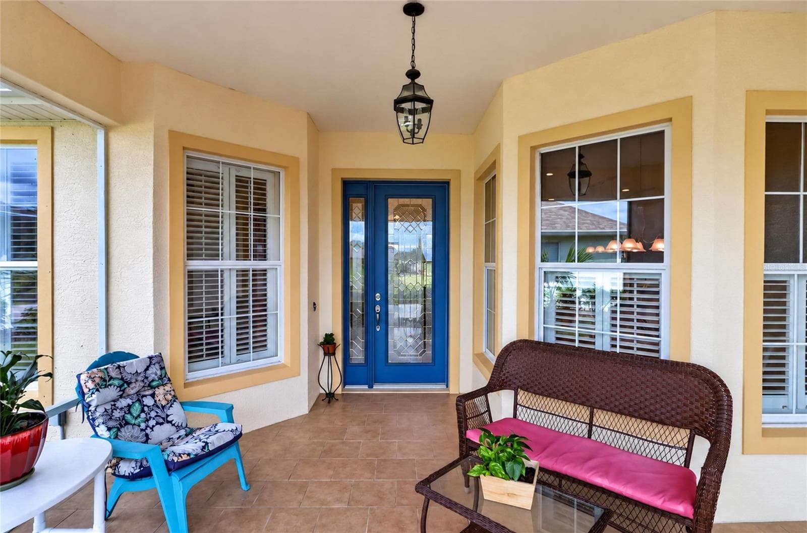 Spacious screened front porch - 4286 NORTH COURSE LN, AVON PARK