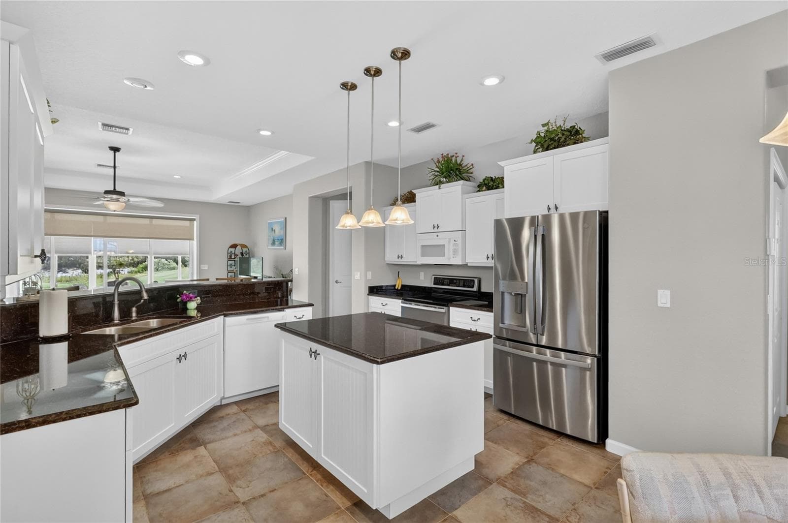 Kitchen Island and stainless Steel Appliance - 4286 NORTH COURSE LN, AVON PARK