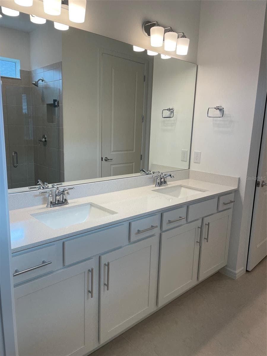 Dual sink vanity in master bath - 10434 SPRING TIDE WAY, PARRISH