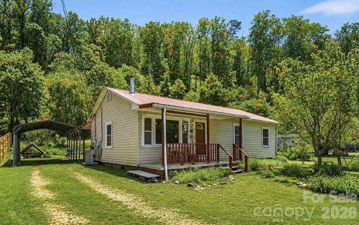 3 bedroom/ 1.5 bath with a large yard and easy trail access. - Old Fort