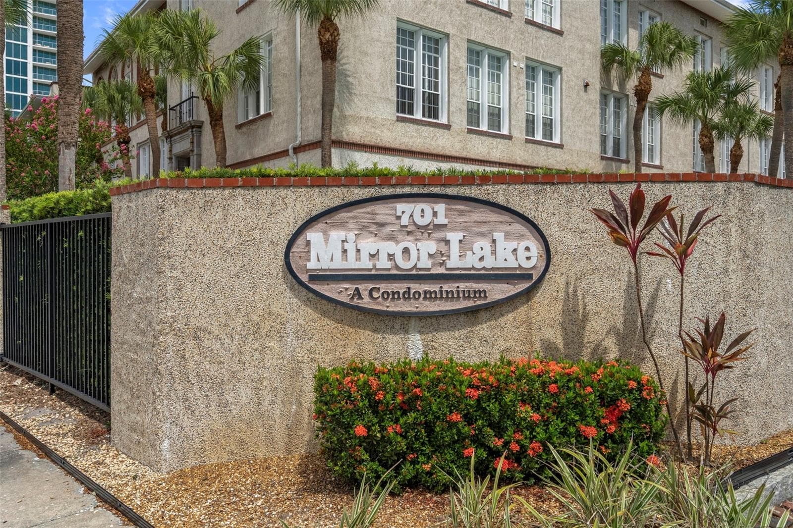 Community Entry - 701 MIRROR LAKE DR N #120, ST PETERSBURG