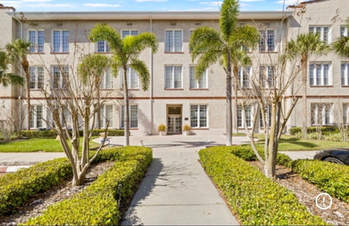 Side Entrance to the Building - 701 MIRROR LAKE DR N #120, ST PETERSBURG