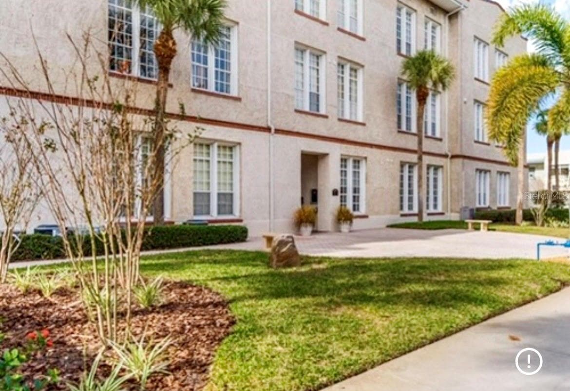 Side Entrance to the Building - 701 MIRROR LAKE DR N #120, ST PETERSBURG