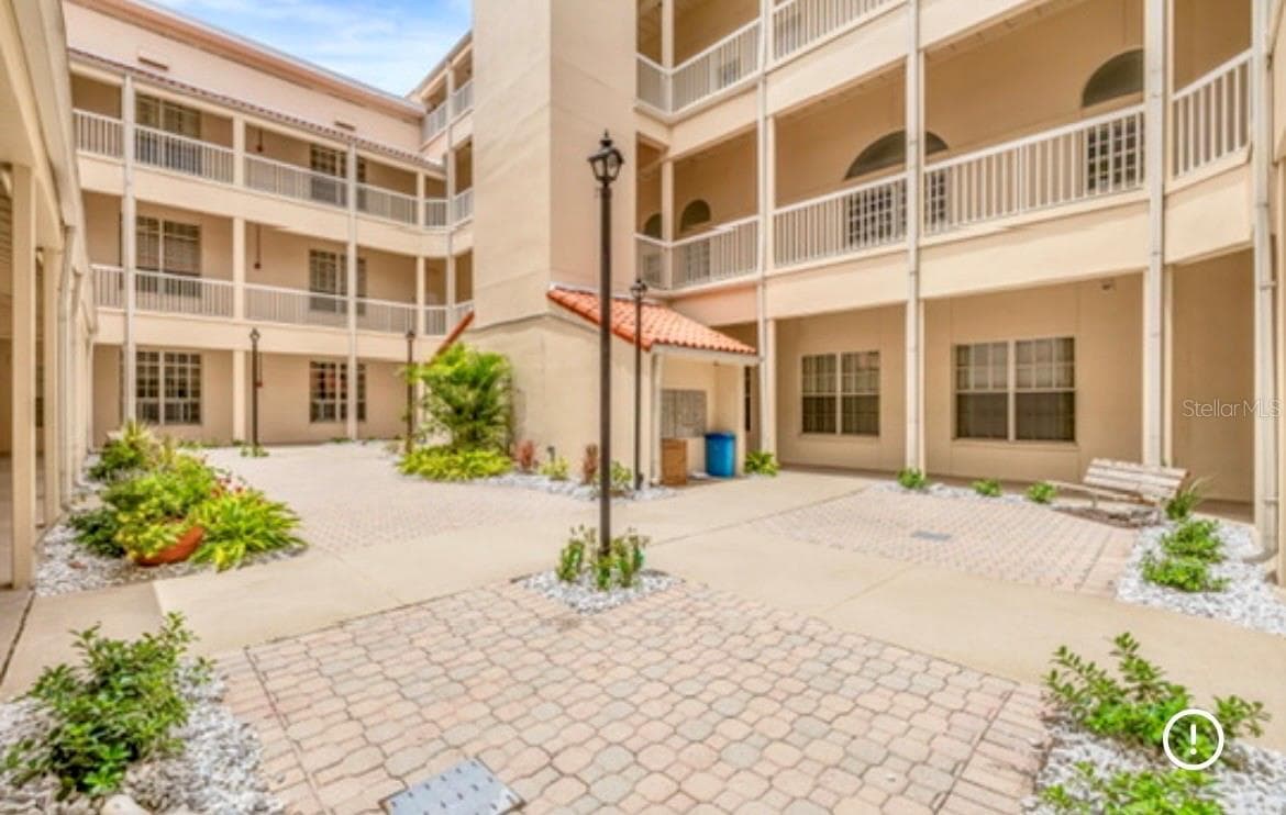 Courtyard - 701 MIRROR LAKE DR N #120, ST PETERSBURG