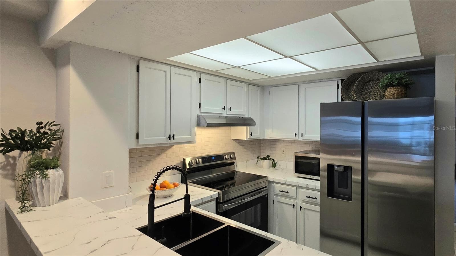Efficient kitchen with newer appliances. - 19201 VISTA LN #D2, INDIAN SHORES
