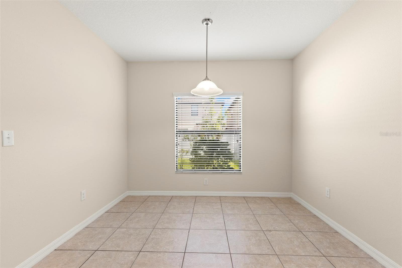 Single Family Residence at 2719 GARDEN FALLS DR, BRANDON, photo 15 of 39