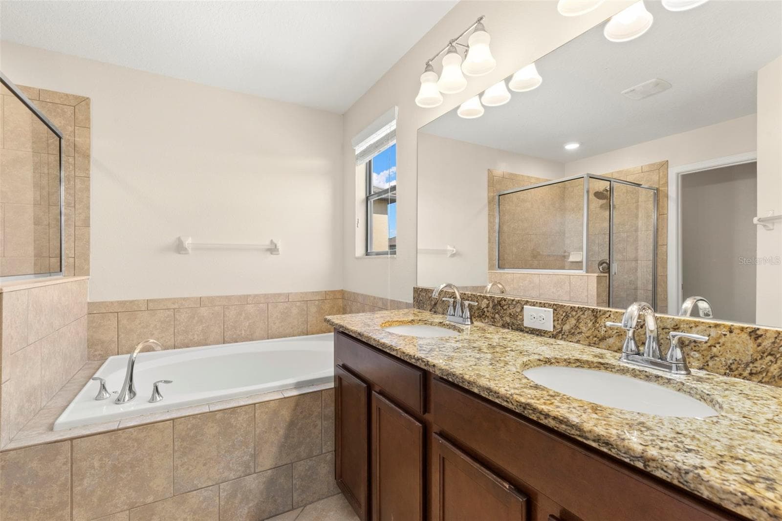 Single Family Residence at 2719 GARDEN FALLS DR, BRANDON, photo 23 of 39
