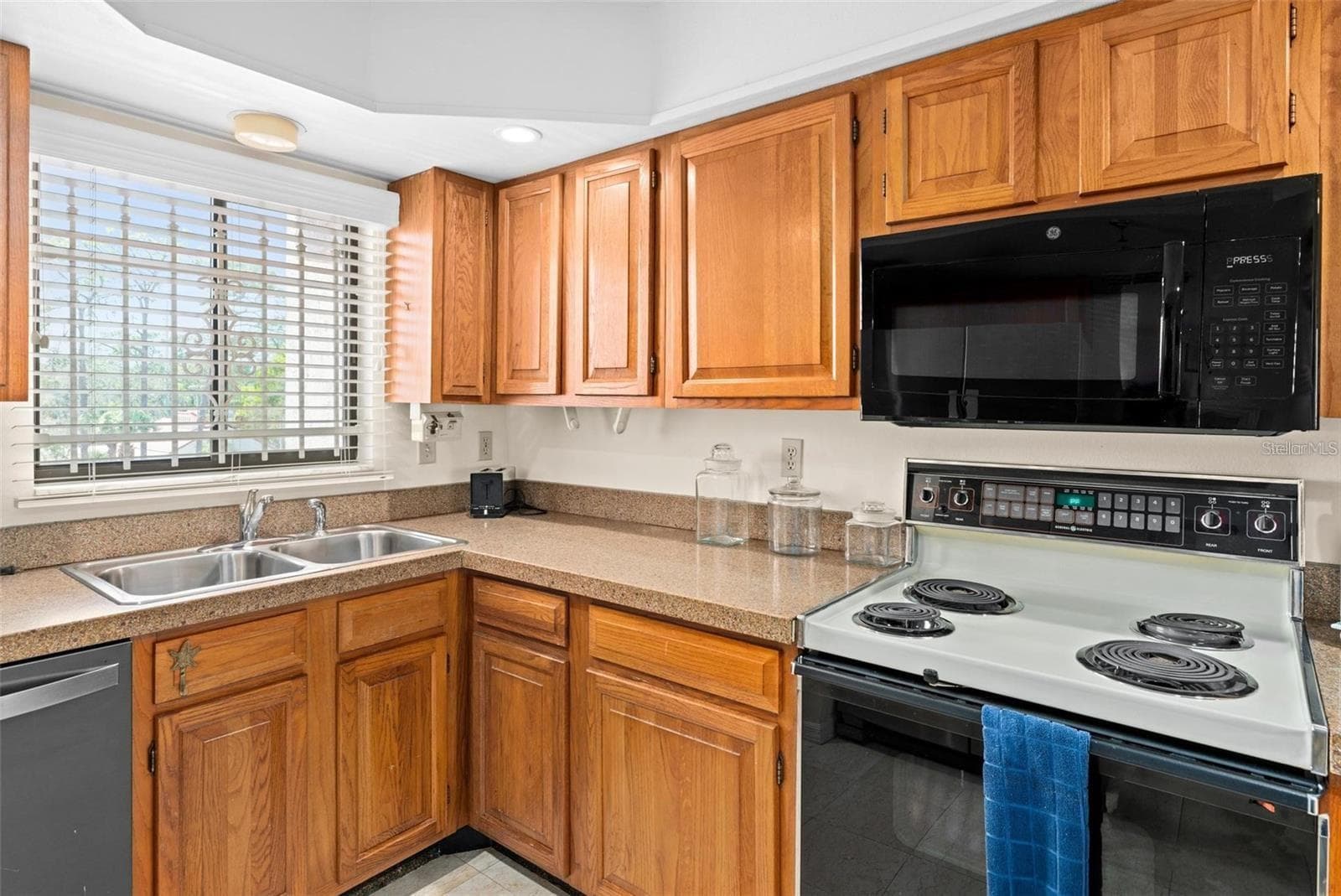 Foyer to Living Room & Kitchen - 1162 CARMEL CIR #440, CASSELBERRY