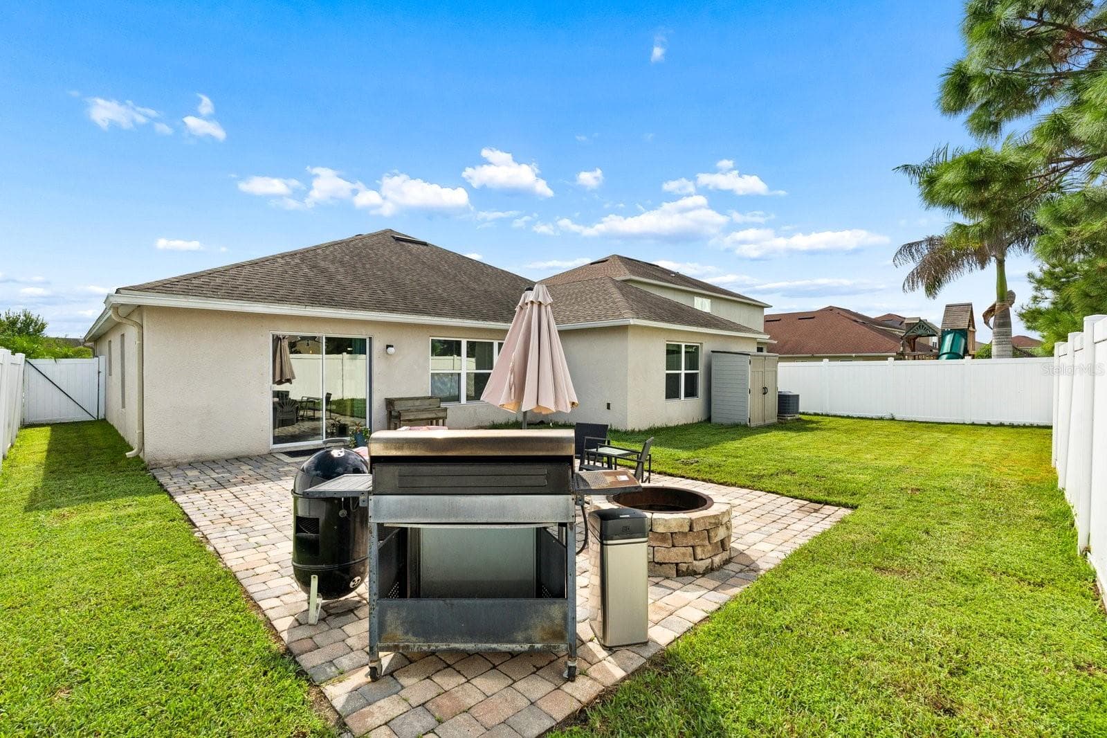 Pavered patio area with built in fire pit - 11327 BRIGHTON KNOLL LOOP, RIVERVIEW