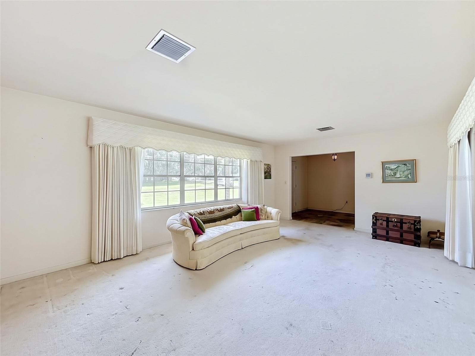 Living Room to Foyer - 8038 SPRING DR, YALAHA
