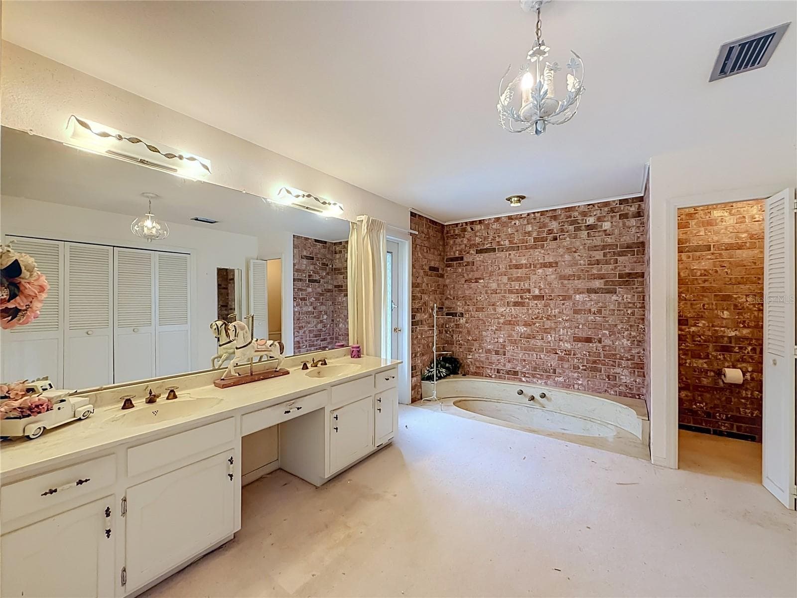 Primary Bathroom - Dual Sinks - Garden Tub - Private Water Closet - Door next to Tub - 8038 SPRING DR, YALAHA