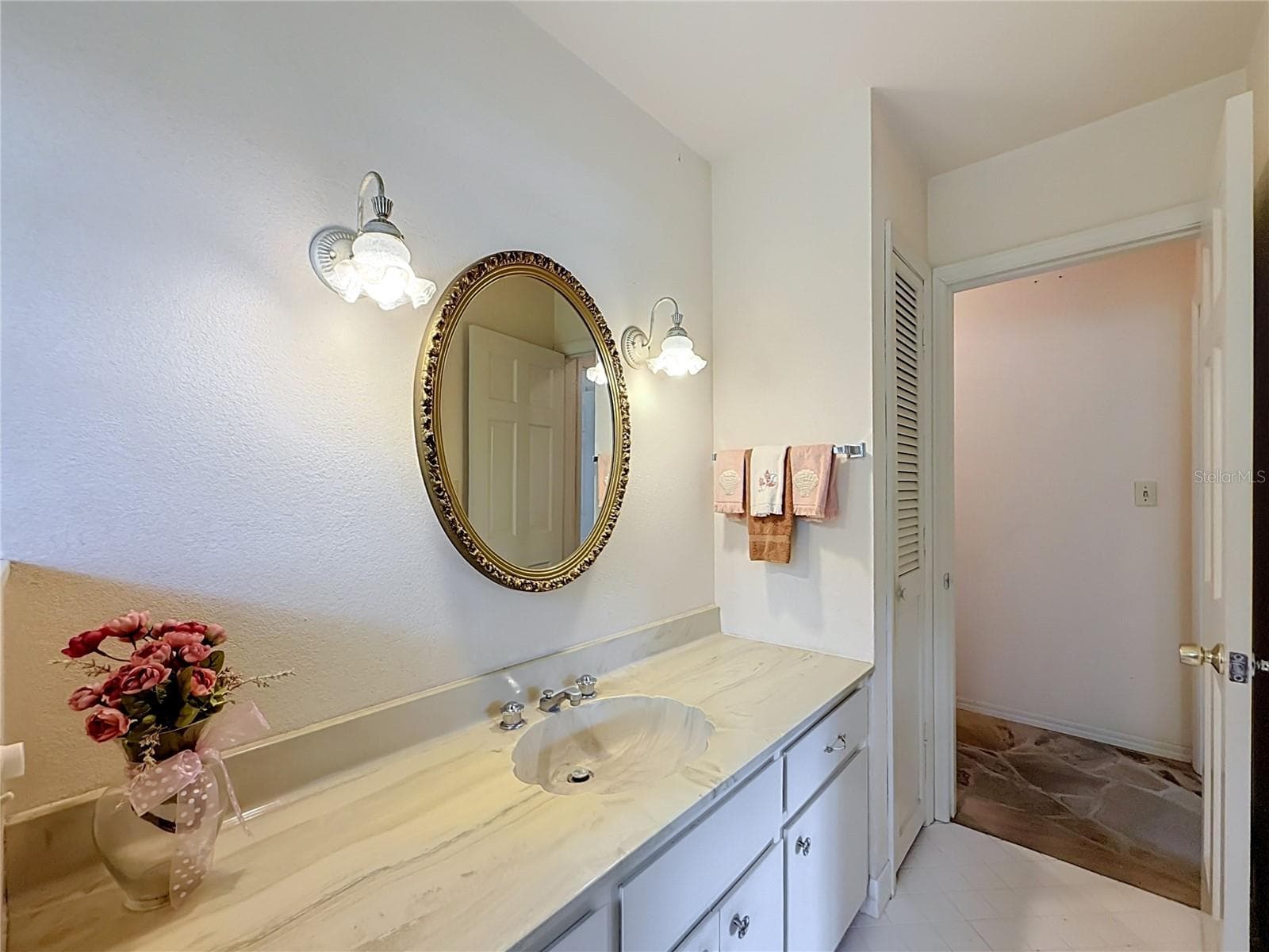 Guest Bathroom to Hallway - 8038 SPRING DR, YALAHA