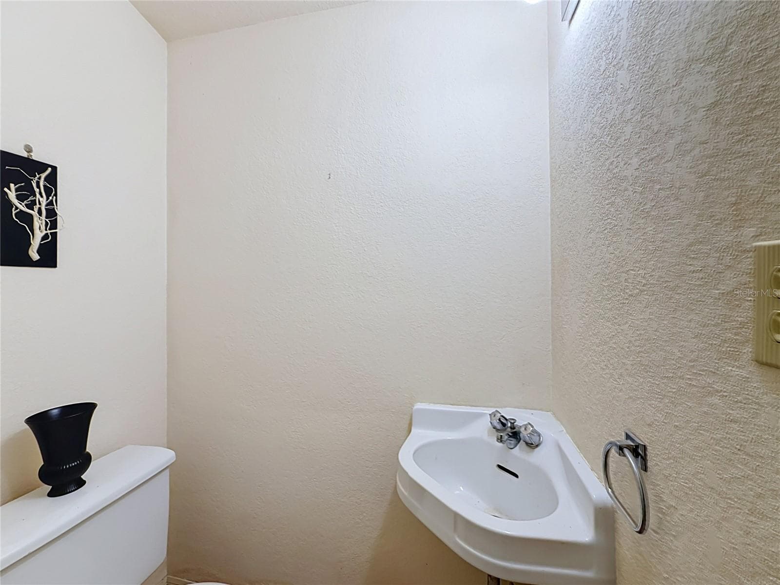Half Bathroom - 8038 SPRING DR, YALAHA