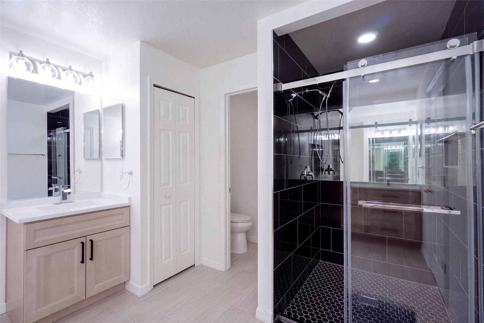 Master Bathroom - 127 ABERDEEN ST, DAVENPORT