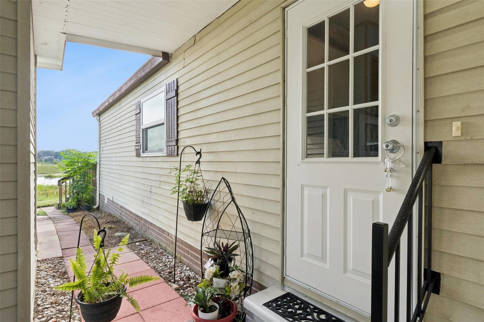Side entry door and paver walkway leading to the backyard - 25038 CLIFFORD HL, LEESBURG