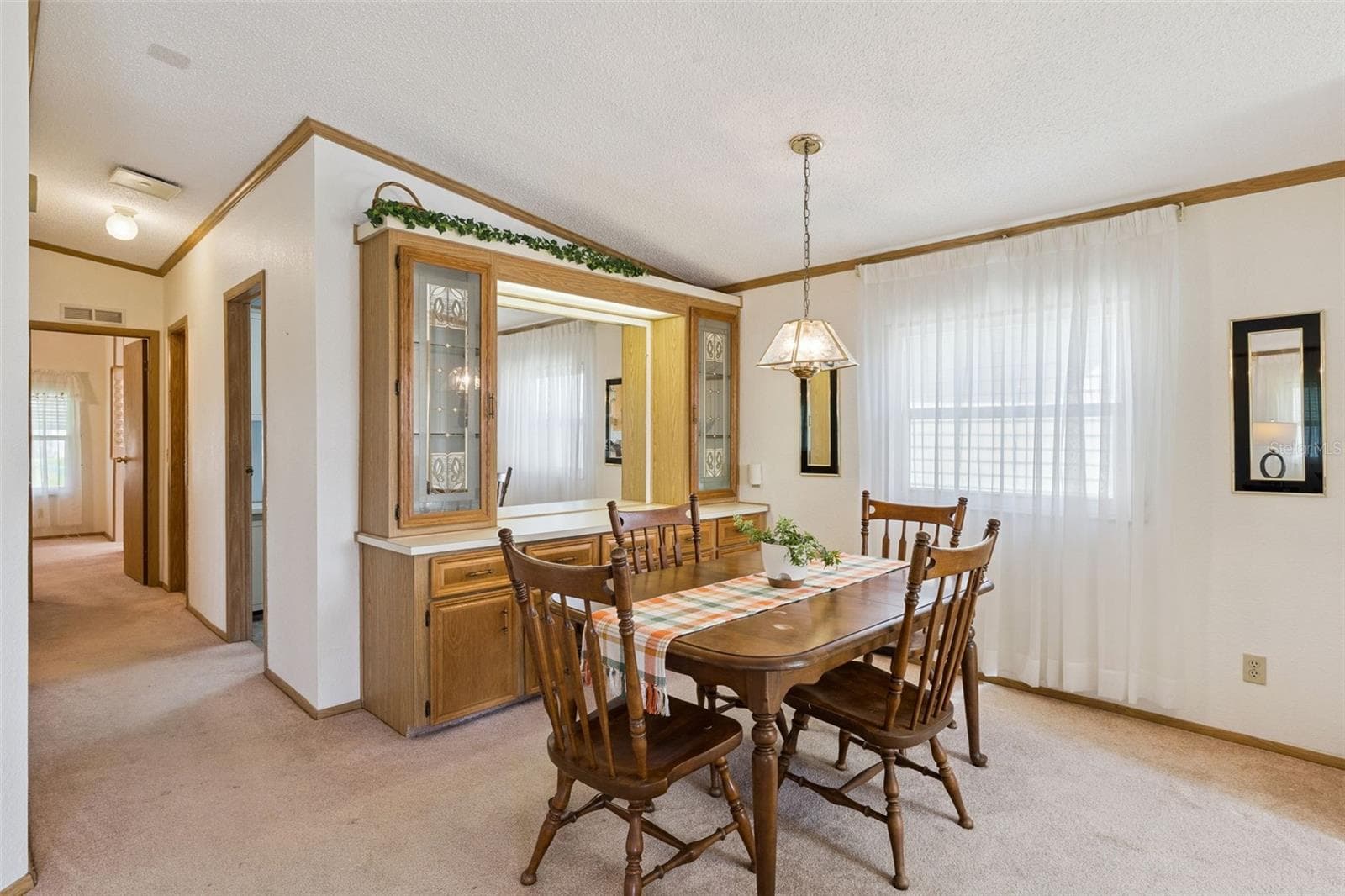Dining room with built-in lighted china hutch and pendant light - 25038 CLIFFORD HL, LEESBURG