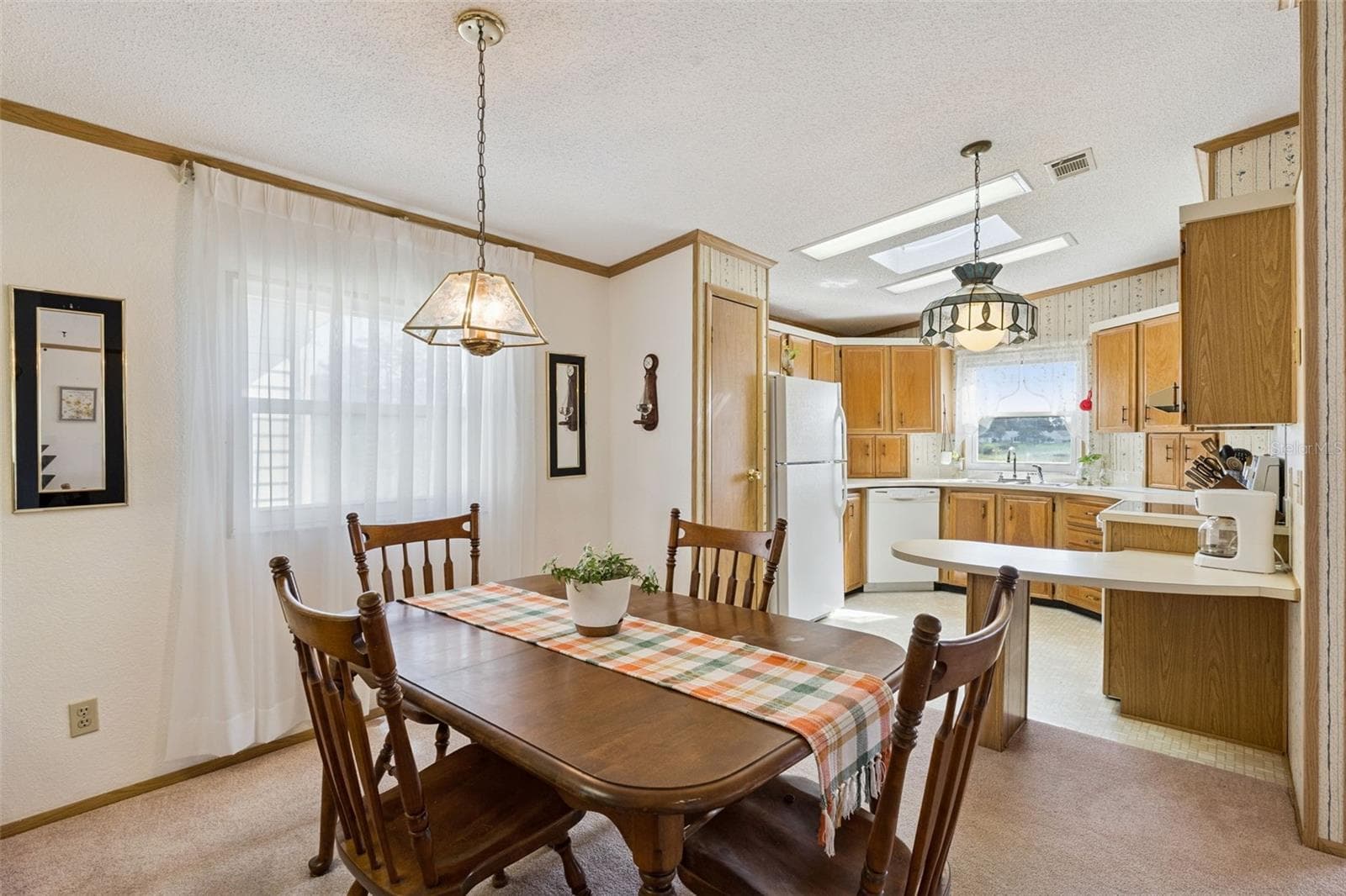 Dining room flowing into the kitchen and breakfast bar - 25038 CLIFFORD HL, LEESBURG