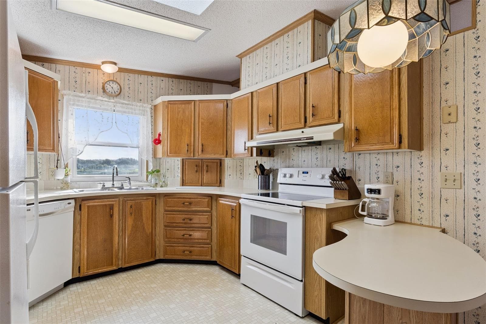 Kitchen with range, dishwasher, ample cabinets and curved breakfast bar - 25038 CLIFFORD HL, LEESBURG
