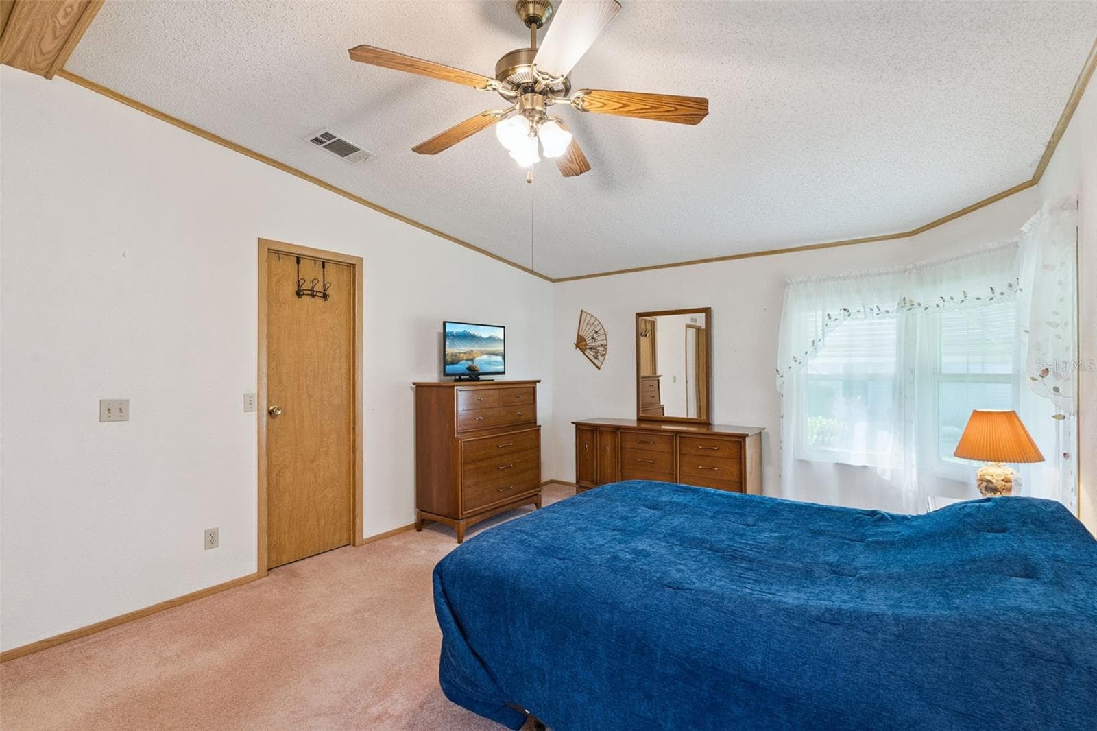 Primary bedroom with corner windows and ceiling fan - 25038 CLIFFORD HL, LEESBURG