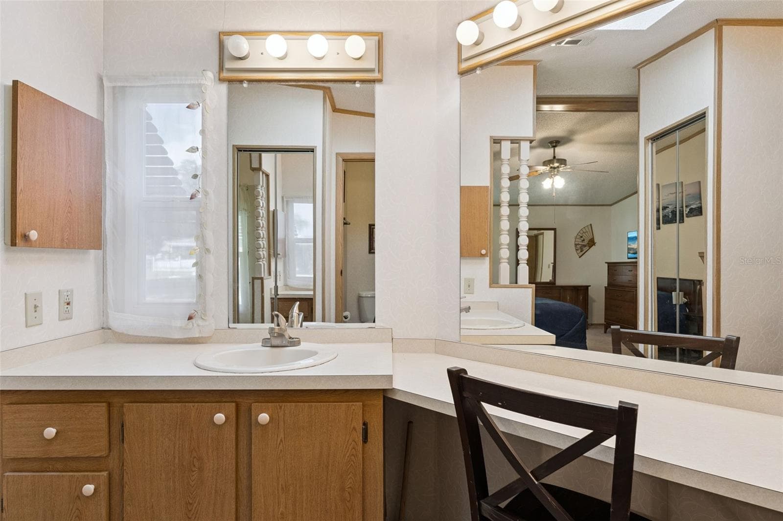 Primary bathroom vanity and built-in makeup counter - 25038 CLIFFORD HL, LEESBURG