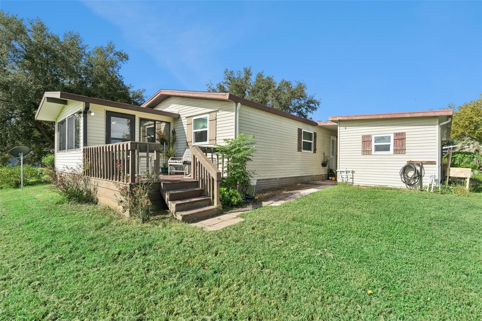 Rear exterior with deck, steps and backyard lawn - 25038 CLIFFORD HL, LEESBURG