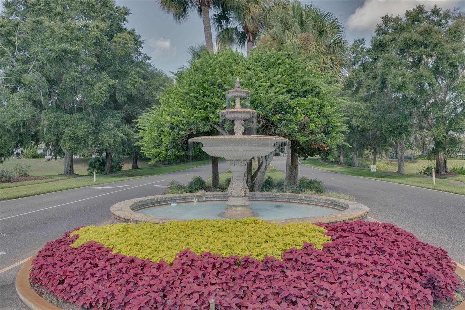 Community amenity: fountain and landscaping at The Plantation at Leesburg entrance - 25038 CLIFFORD HL, LEESBURG