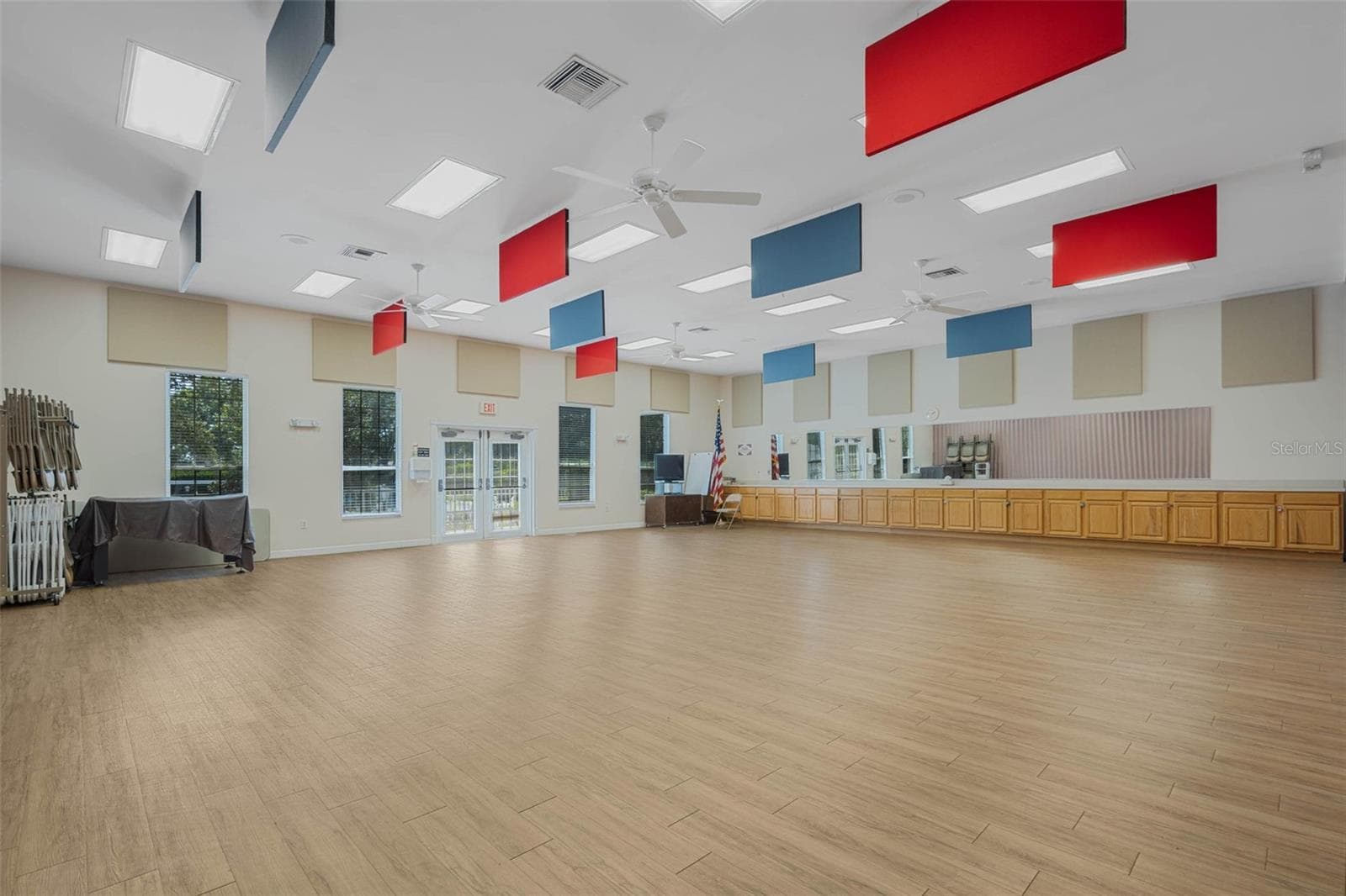 Community amenity: large activity room with wood-look flooring - 25038 CLIFFORD HL, LEESBURG