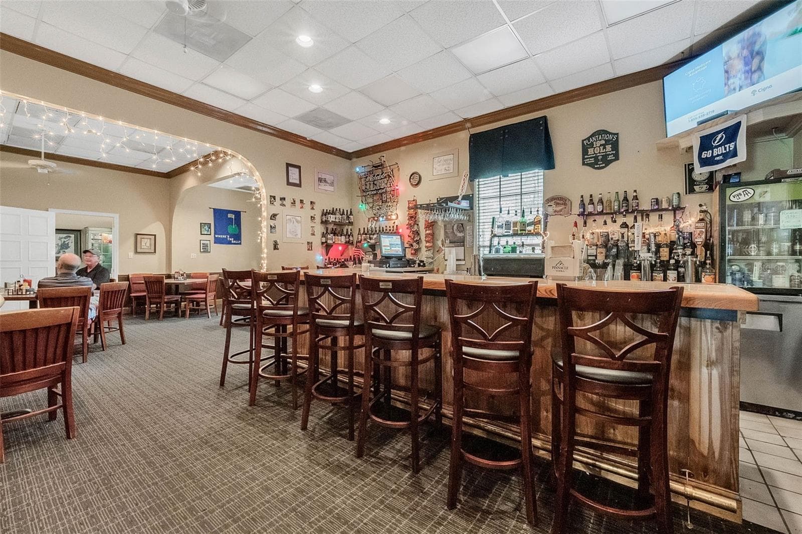 Community amenity: restaurant bar and dining area - 25038 CLIFFORD HL, LEESBURG