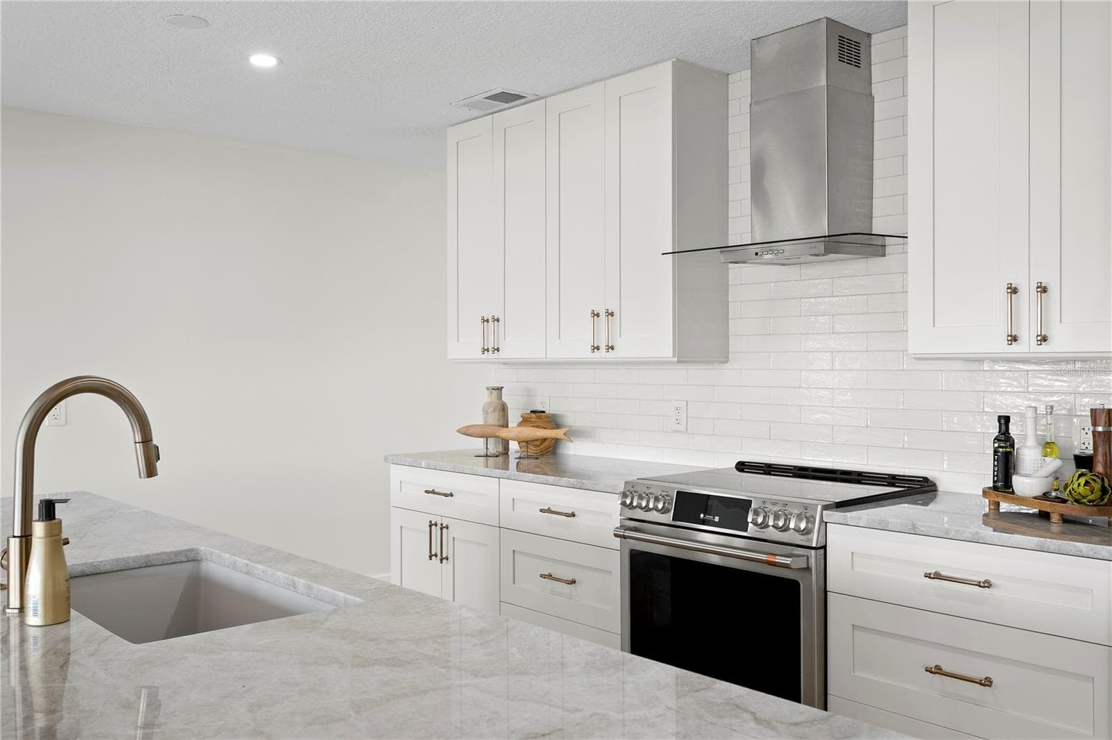 Single Family Residence at 11625 6TH ST E, TREASURE ISLAND, photo 11 of 43