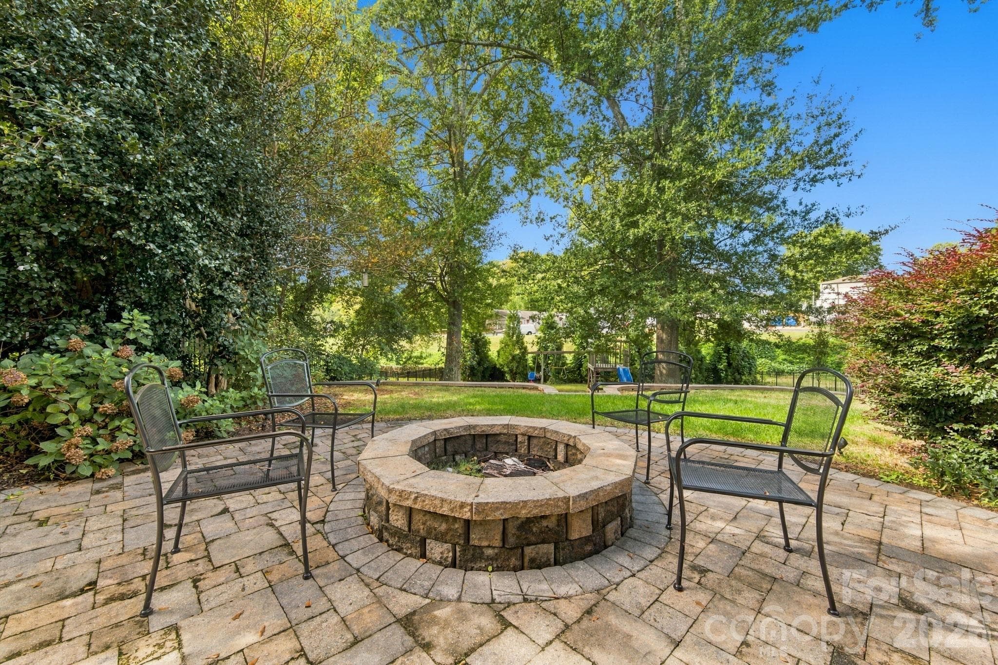 Firepit perfect for entertaining - 6520 Candlewood Drive, Charlotte