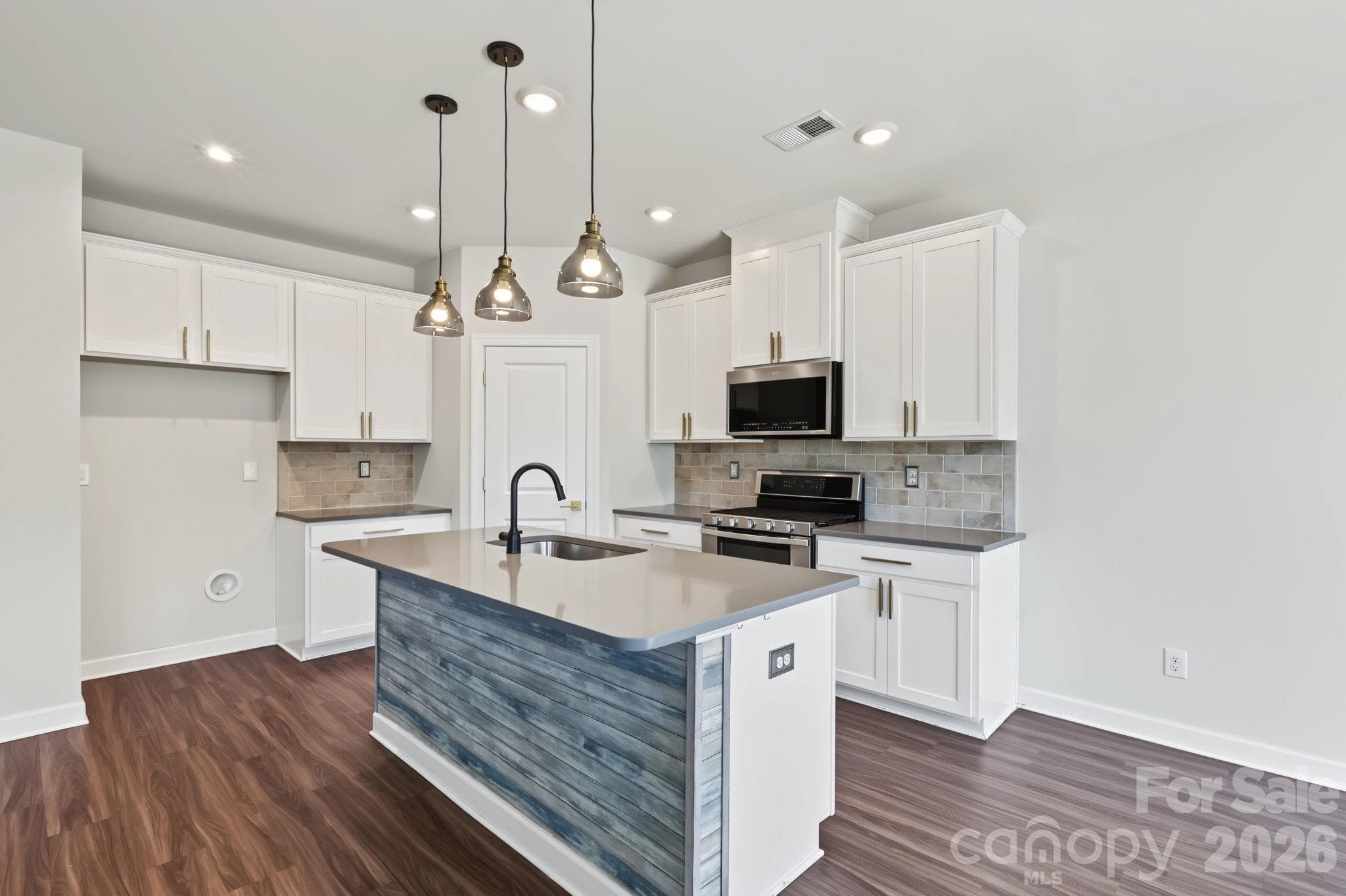 Single Family Residence at 5609 Lavaux Court, Charlotte, photo 8 of 48