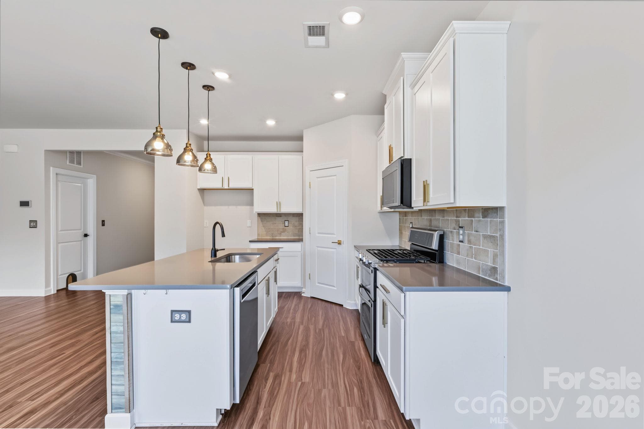 Single Family Residence at 5609 Lavaux Court, Charlotte, photo 9 of 48
