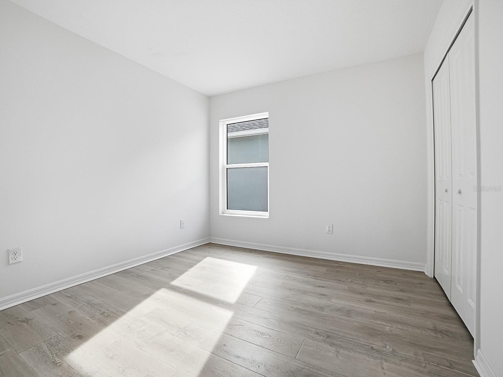 View of the guest bedroom front right side from the Hallway - 1359 DARREN DR, THE VILLAGES