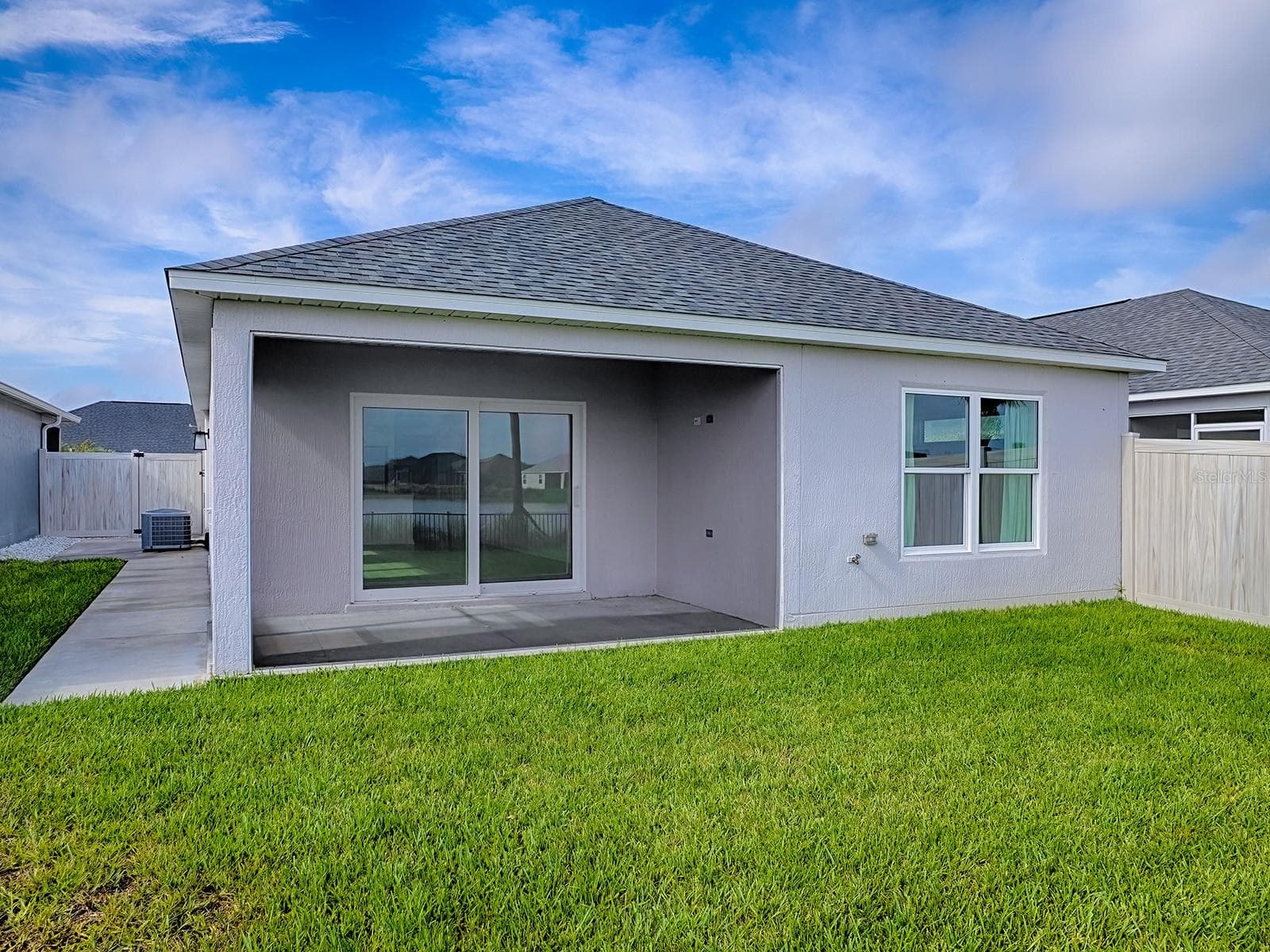 View of back of home and side yard - 1359 DARREN DR, THE VILLAGES