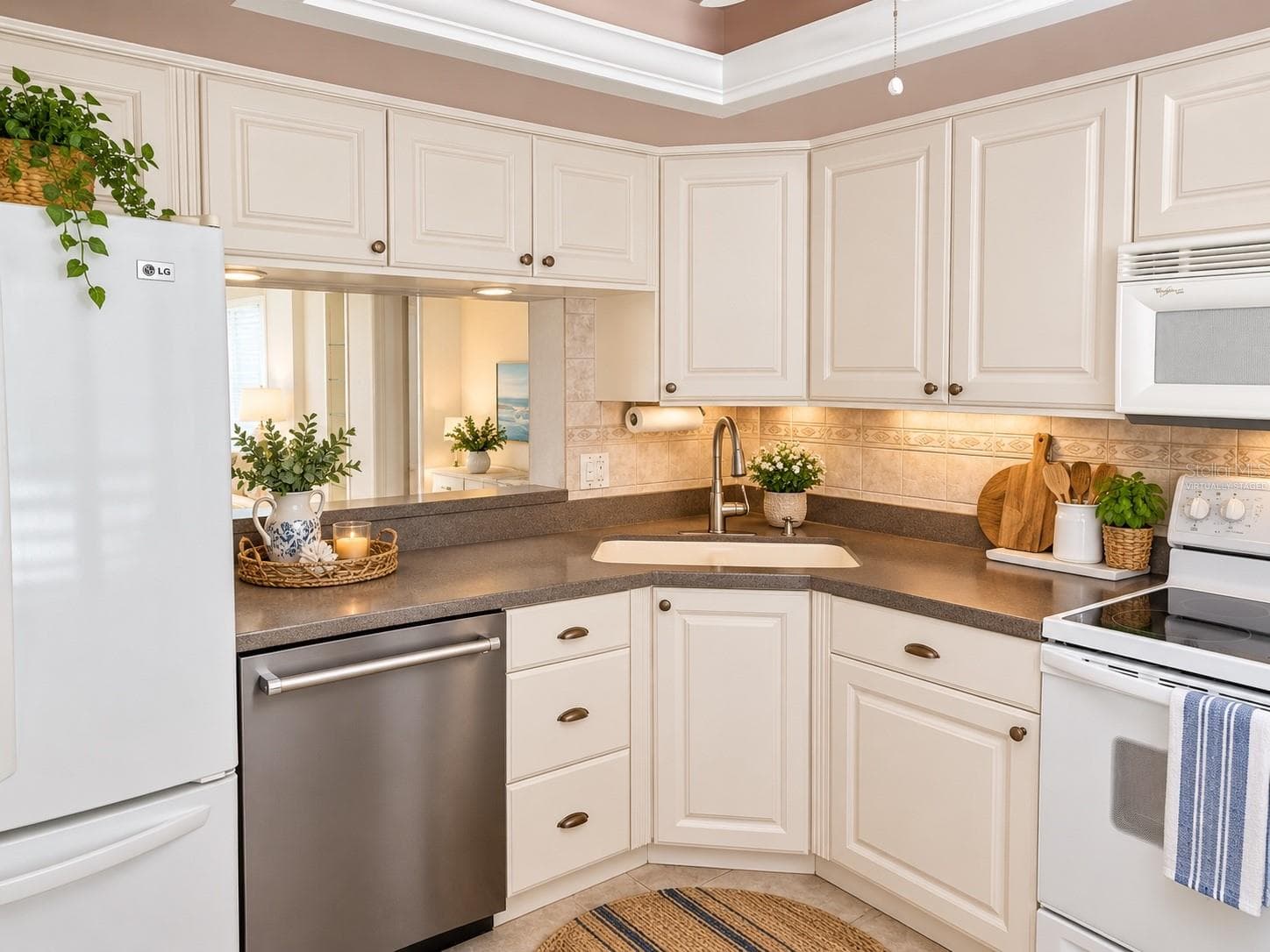 Virtually staged kitchen - 2620 COVE CAY DR #307, CLEARWATER