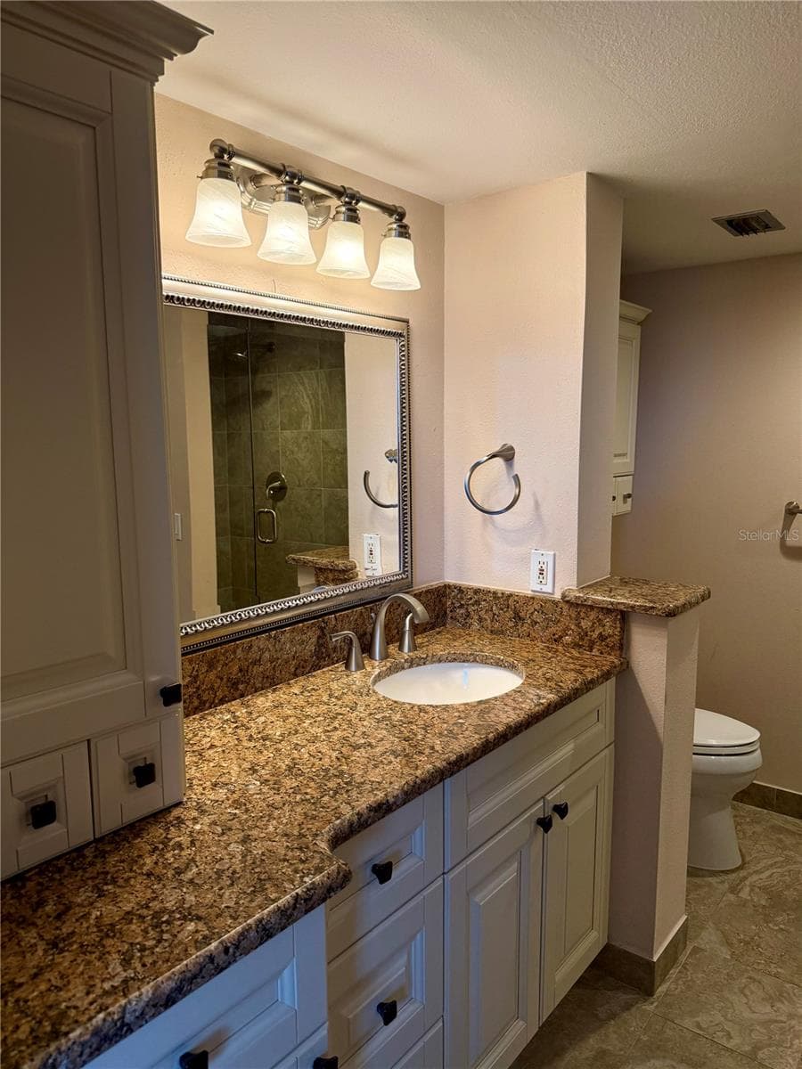 Primary bathroom - 2620 COVE CAY DR #307, CLEARWATER