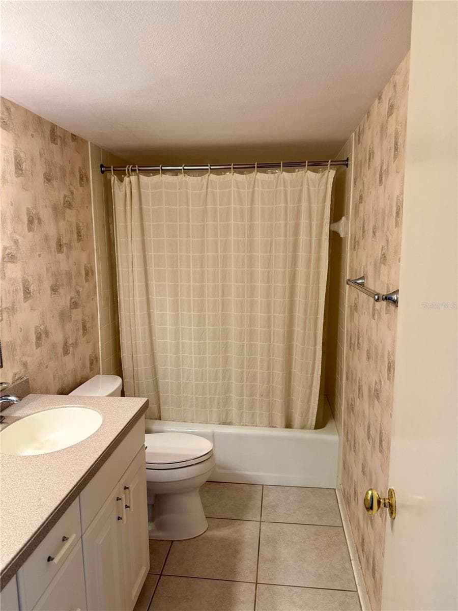 Hall bath - 2620 COVE CAY DR #307, CLEARWATER