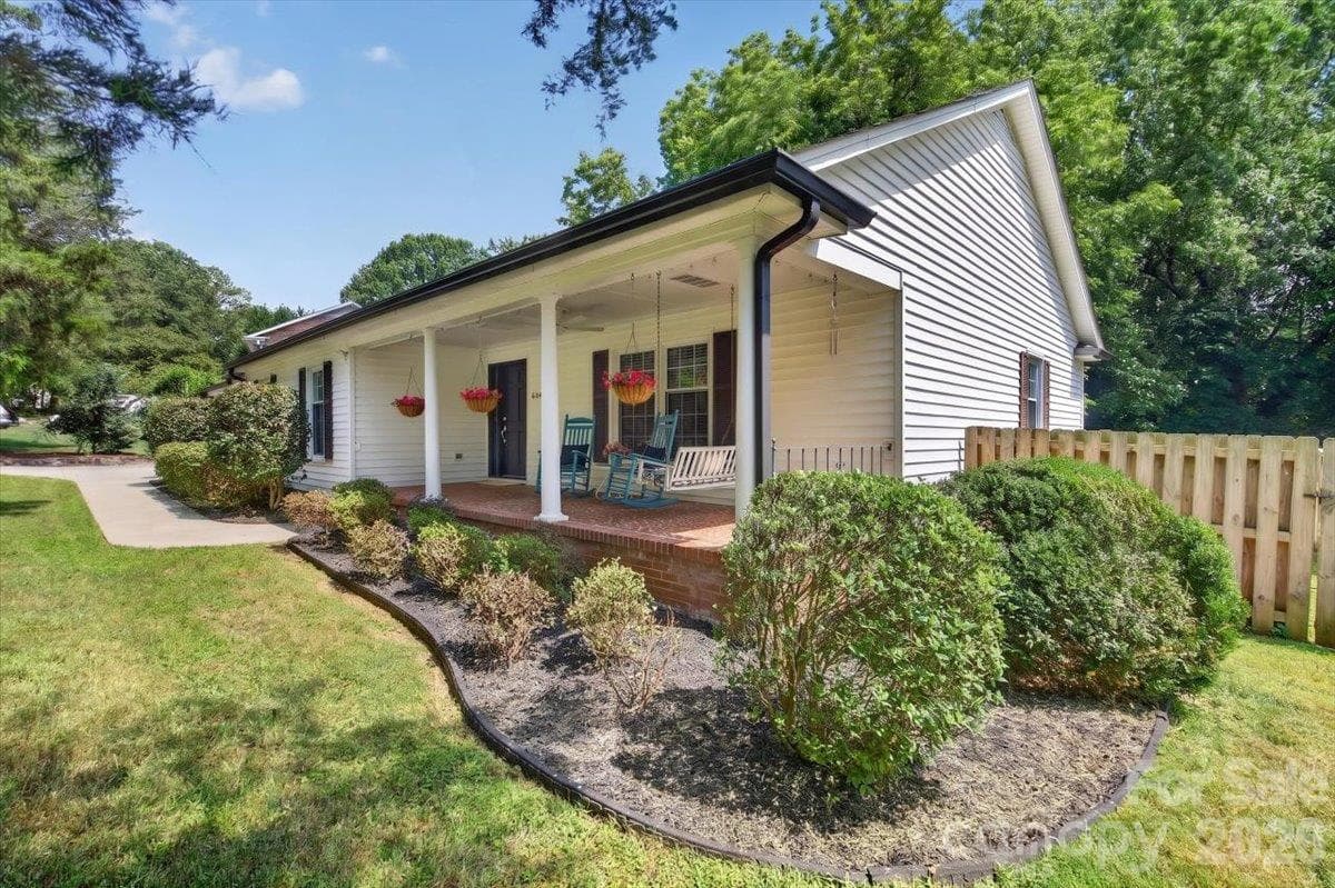 Front Porch - 4124 Bridgewood Lane, Charlotte