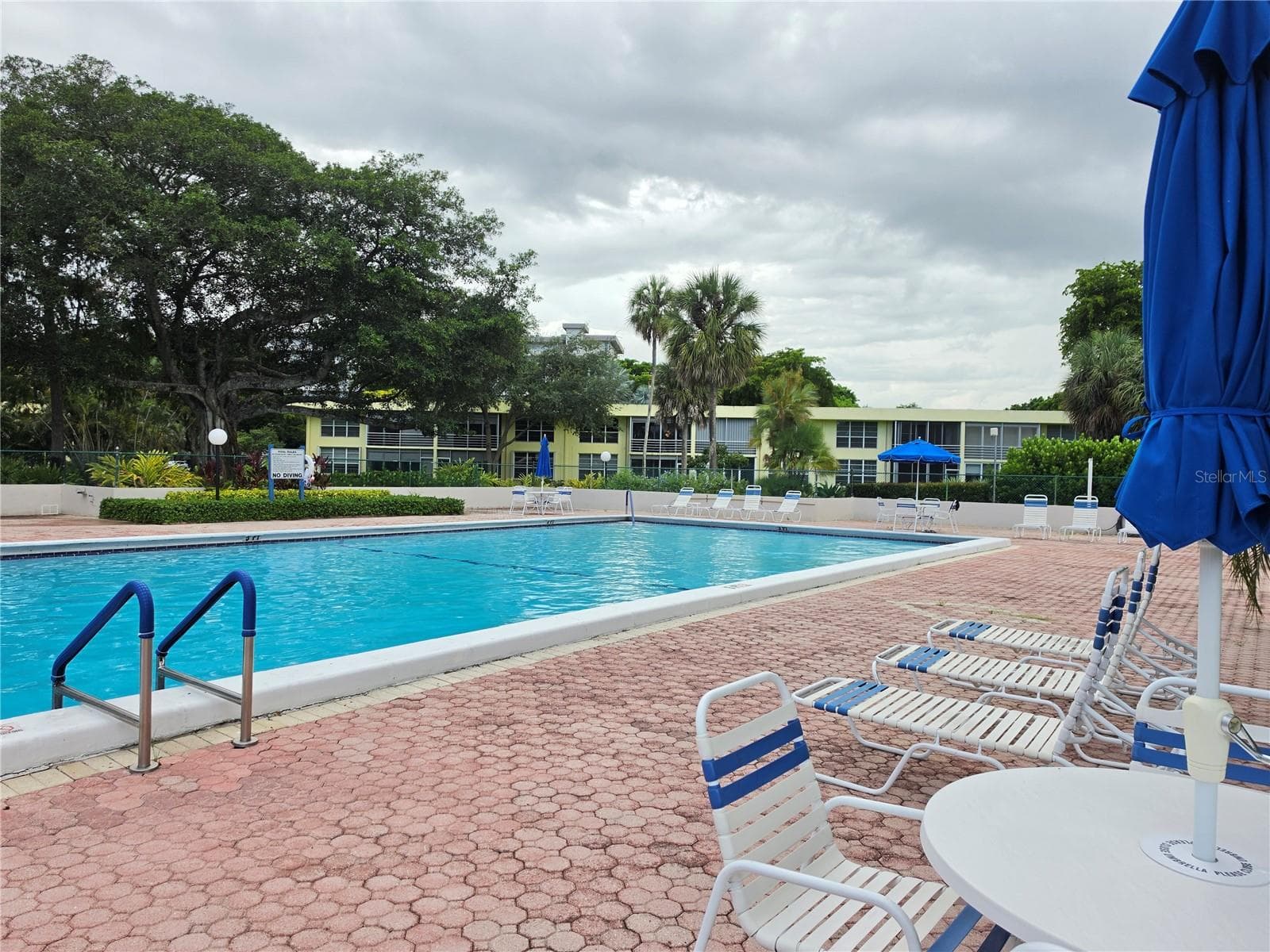 community pool - 605 OAKS DR #607, POMPANO BEACH