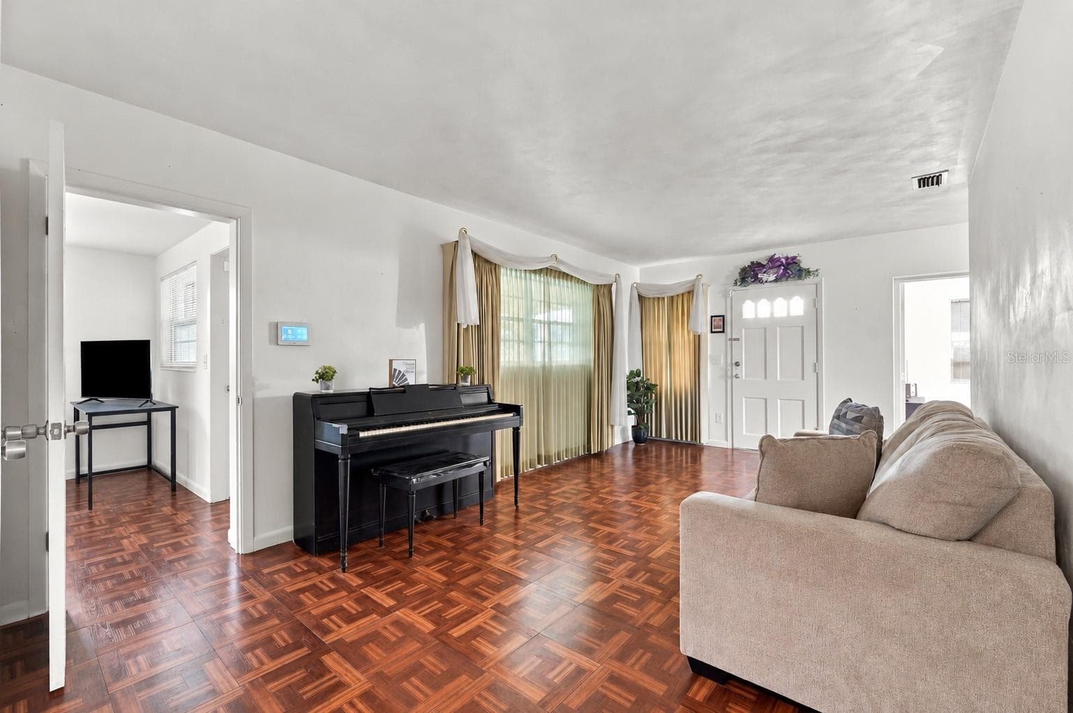 Living room - 420 AVENUE U NE, WINTER HAVEN