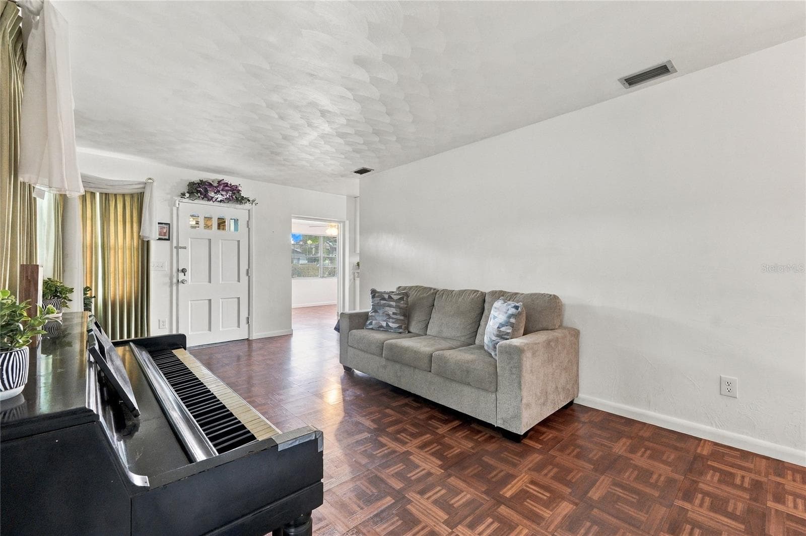 Living room - 420 AVENUE U NE, WINTER HAVEN