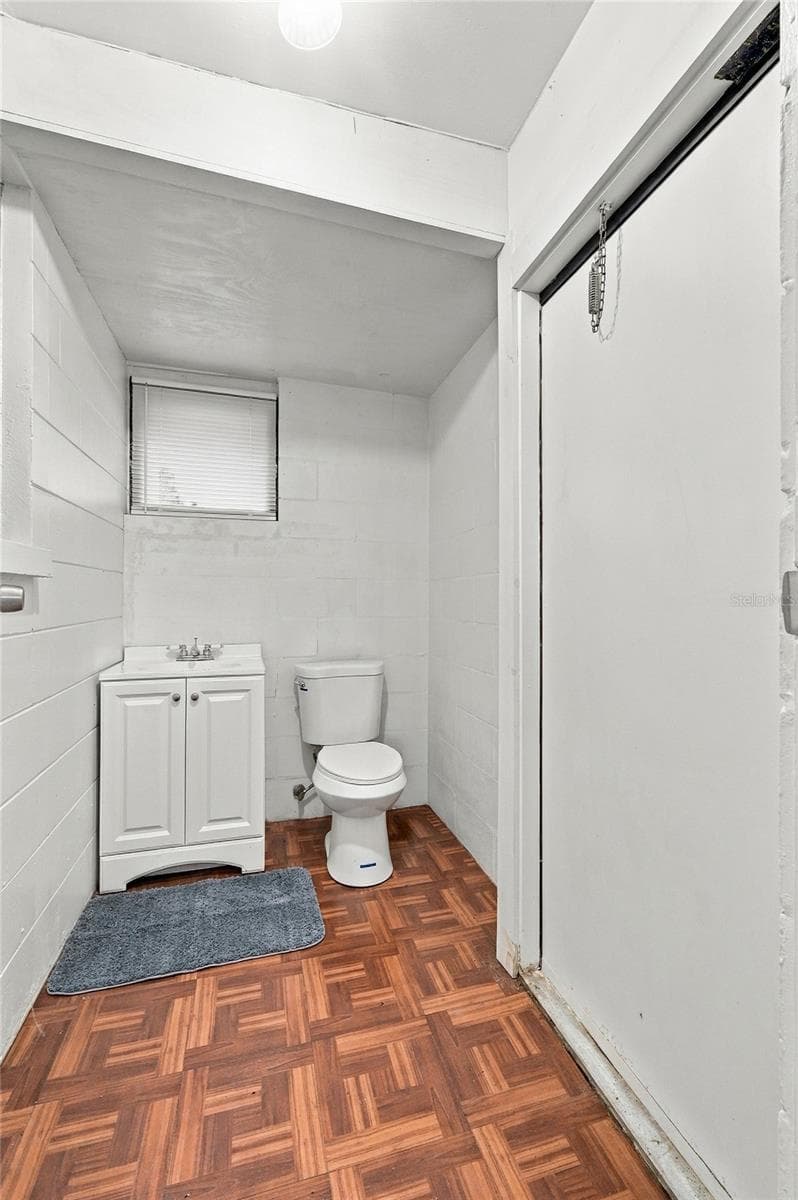 Half bath - 420 AVENUE U NE, WINTER HAVEN