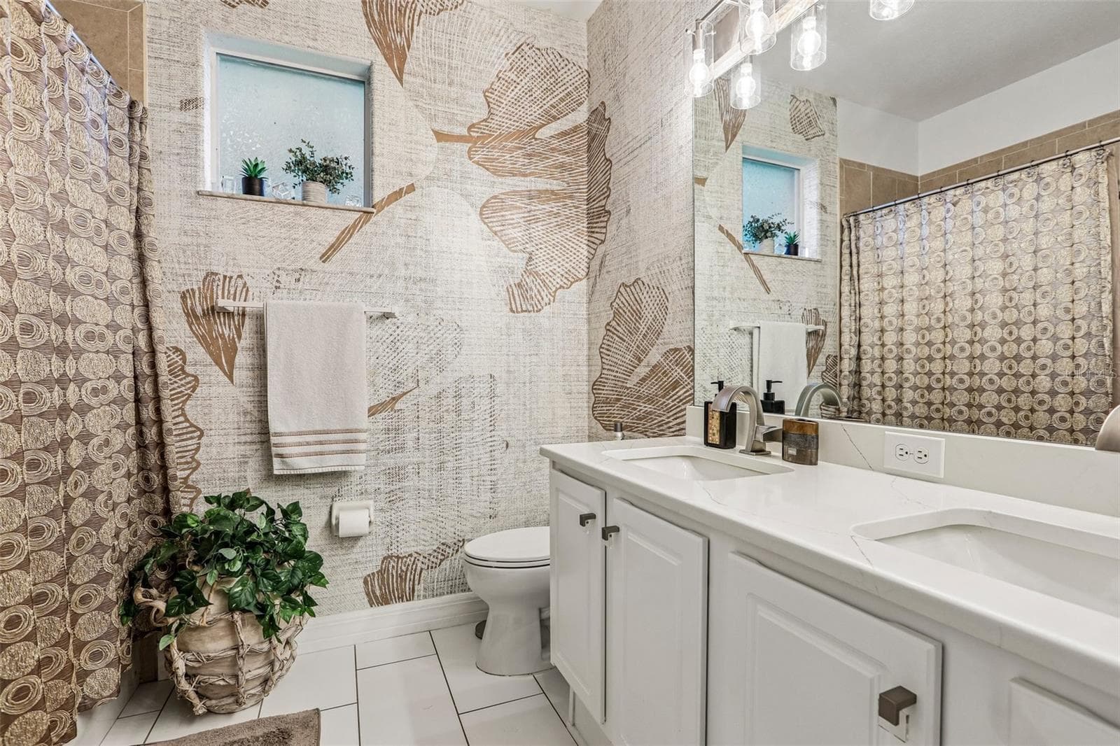 2nd bath with dbl sinks - 27443 MISTFLOWER DR, WESLEY CHAPEL