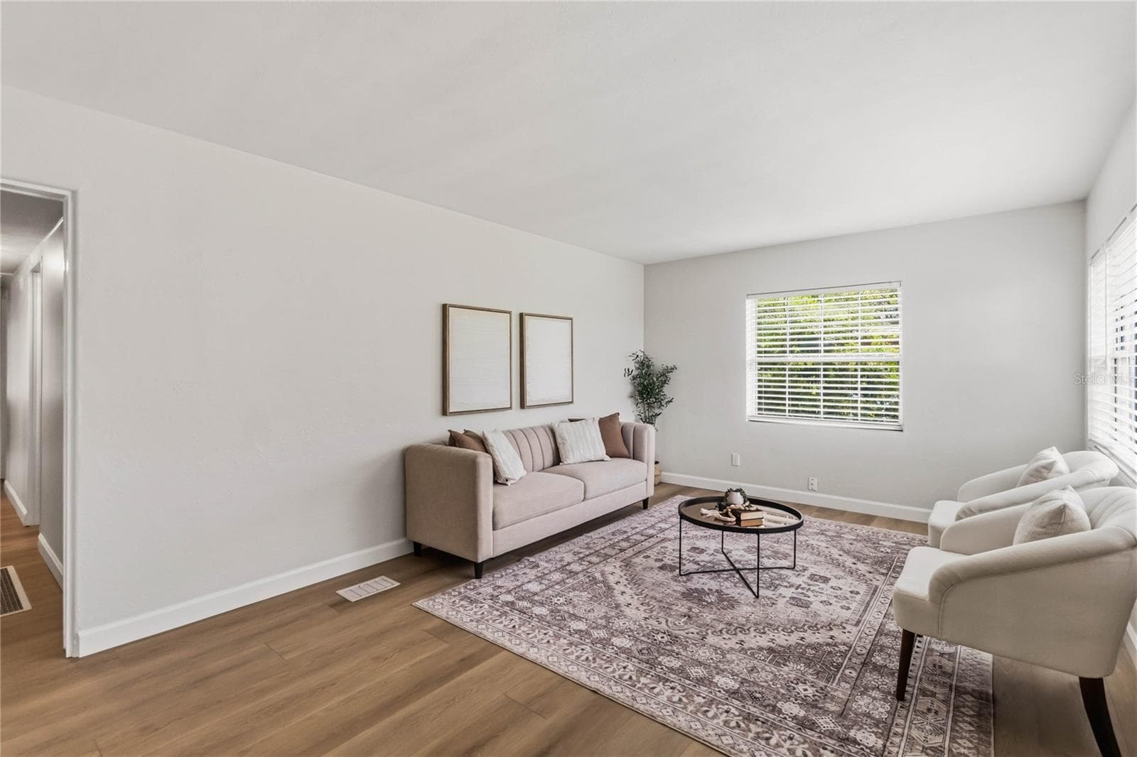 Living room - 7040 LAKE DR, ORLANDO
