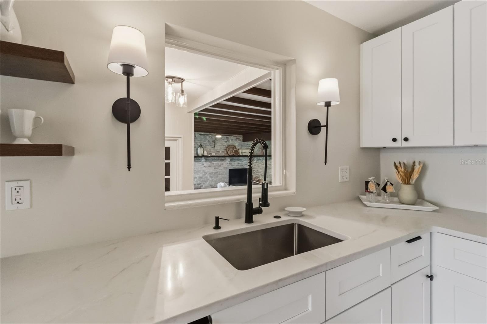 Kitchen overlooks Family room with pass thru - 7040 LAKE DR, ORLANDO